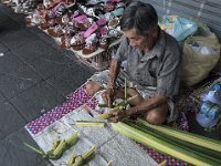 Un artisan fabriquant des insectes en bambou près du marché aux fleurs de Bangkok